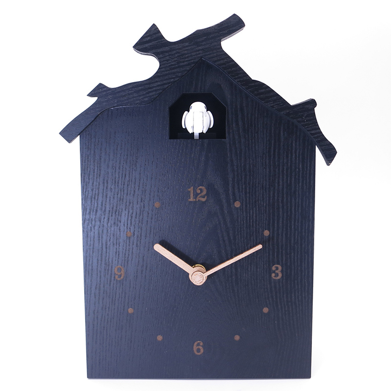黒い古典的な木製のカッコウ壁時計